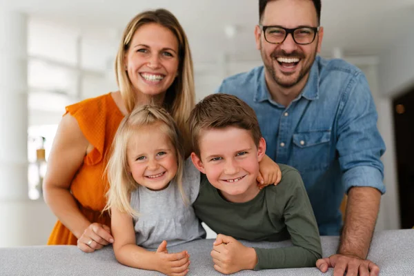 Familia Joven Feliz Divirtiéndose Casa Los Padres Los Niños Aman — Foto de Stock