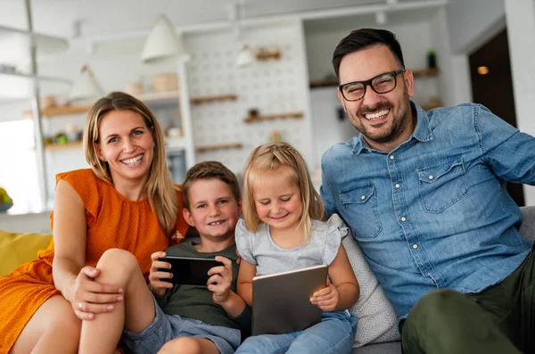 Tecnologia Dispositivos Digitais Família Conceito Educação Line Jovem Família Feliz — Fotografia de Stock