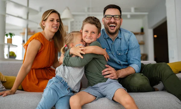 Gelukkige Jonge Familie Heeft Plezier Thuis Ouders Die Samen Met — Stockfoto