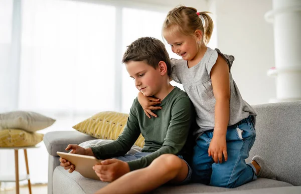 Κοριτσάκι Και Αγόρι Παρακολουθούν Βίντεο Παίζουν Παιχνίδια Στην Ψηφιακή Τους — Φωτογραφία Αρχείου