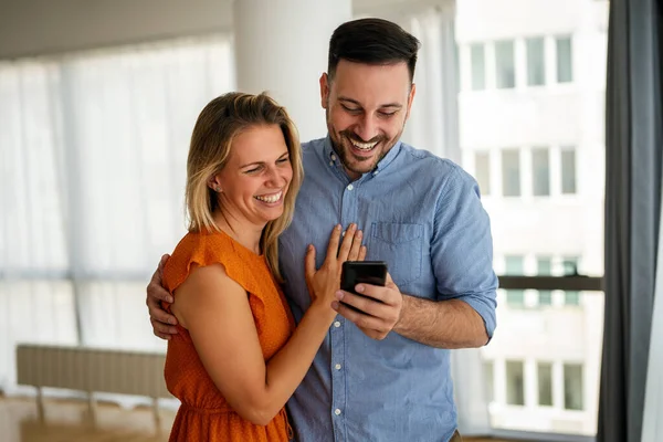 Retrato Casal Feliz Divertindo Usando Telefone Celular Juntos Conceito Tecnologia — Fotografia de Stock