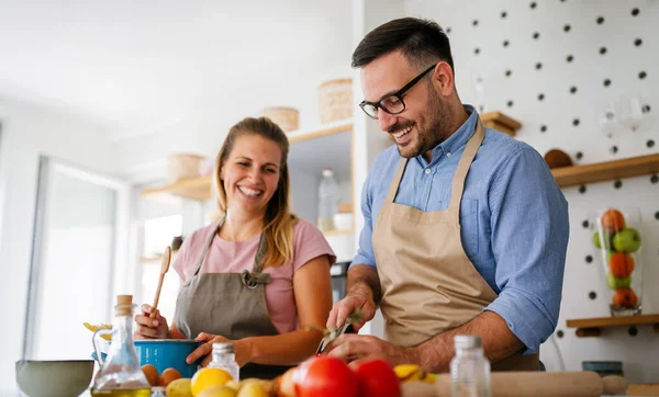 Casal Jovem Atraente Está Cozinhando Juntos Alimentos Orgânicos Saudáveis Cozinha — Fotografia de Stock