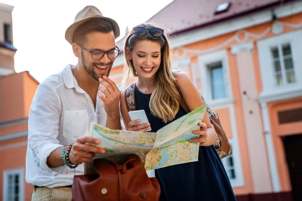 Mutlu Turist Çifti Eğleniyor Tatilde Birlikte Gülümsüyor Nsanların Mutluluk Kavramı — Stok fotoğraf