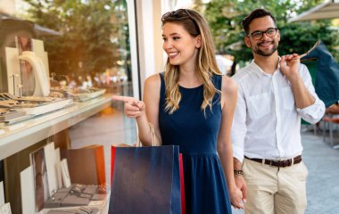Güzel genç bir çift alışverişte eğleniyor, birlikte eğleniyorlar. Tüketim, aşk, flört, yaşam tarzı konsepti