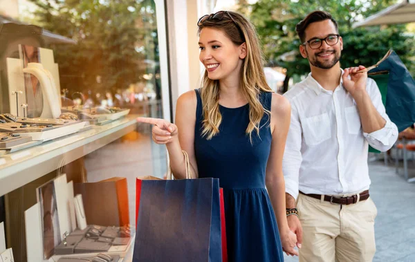 Belo Jovem Casal Desfrutando Compras Divertindo Juntos Consumismo Amor Namoro — Fotografia de Stock