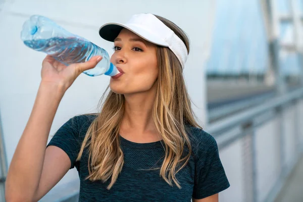 Fit Corredor Mujer Pie Aire Libre Sosteniendo Botella Agua Mujer — Foto de Stock