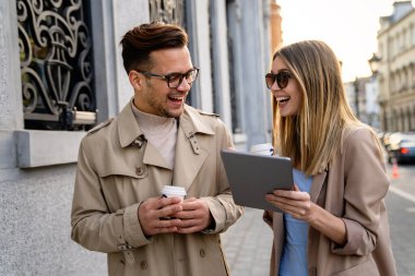 Genç başarılı mutlu çift şehirde birlikte eğleniyor. Alışveriş randevusu iş seyahati konsepti.