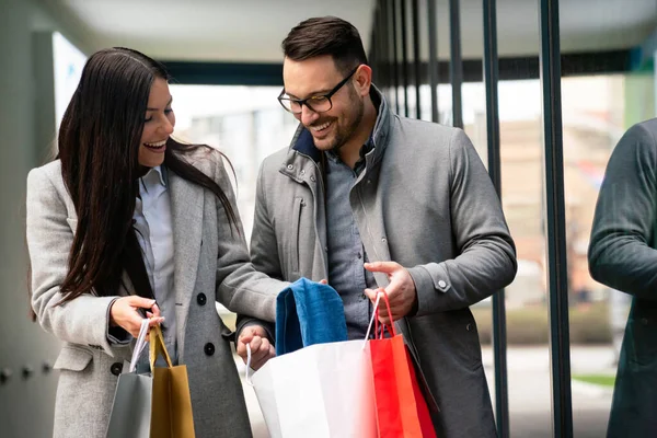 Retrato Feliz Pareja Sonriente Con Bolsas Compras Calle Aire Libre — Foto de Stock