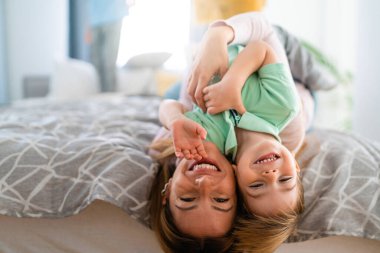 Güzel bir kadın ve küçük oğlu evde oynayıp eğleniyorlar. Mutlu aile kavramı