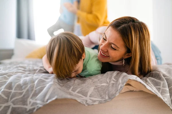 Hermosa Mujer Pequeño Hijo Divirtiéndose Jugando Casa Concepto Familia Feliz — Foto de Stock