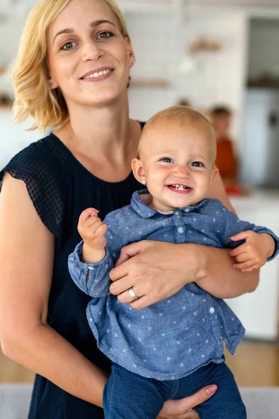 Glückliche Junge Mutter Mit Entzückendem Kleinkind Familie Elternschaft Kindheitskonzept — Stockfoto
