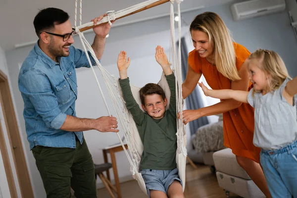 Šťastná Mladá Rodina Baví Doma Rodiče Spolu Usmívají Dětmi — Stock fotografie
