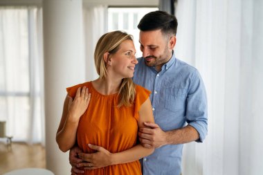 Birbirini seven genç bir çiftin portresi. Birbirlerine sarılıyorlar ve birlikte romantik zaman geçiriyorlar..