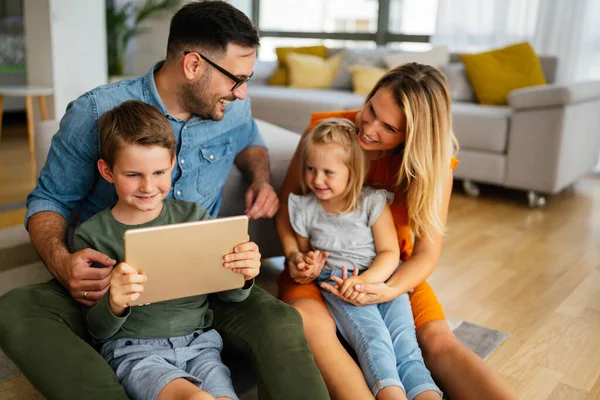 Digitale Gerätetechnologie Familie Online Bildungskonzept Glückliche Junge Familie Mit Digitalen — Stockfoto