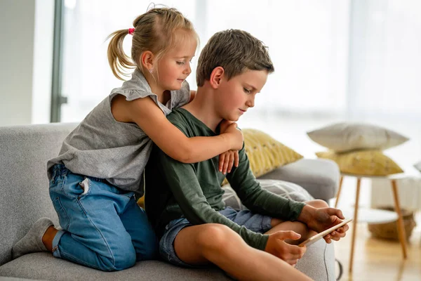 Κοριτσάκι Και Αγόρι Παρακολουθούν Βίντεο Παίζουν Παιχνίδια Στην Ψηφιακή Τους — Φωτογραφία Αρχείου