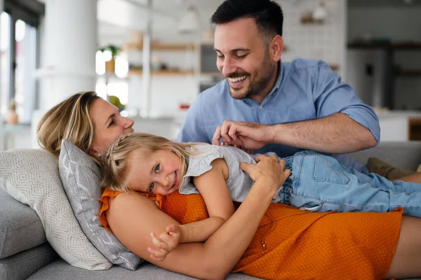 Föräldrar Som Har Roligt Med Sin Lilla Dotter Hemma Familjen — Stockfoto
