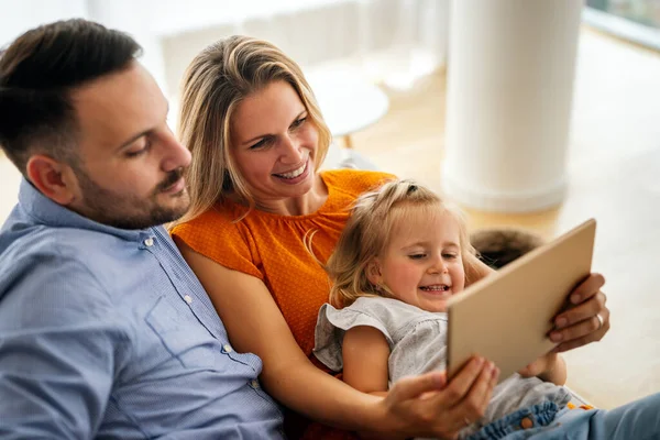 幸せな家族は自宅で時間を過ごし 一緒にデジタルデバイスを使用しています テクノロジーの人々の楽しいコンセプト — ストック写真