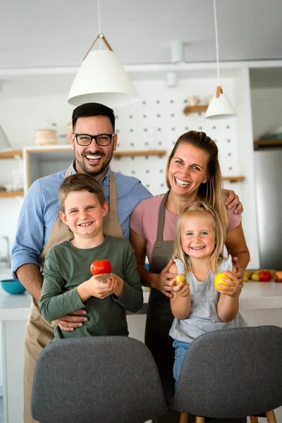 Šťastná Mladá Rodina Připravuje Zdravé Jídlo Společně Kuchyni Lidé Štěstí — Stock fotografie
