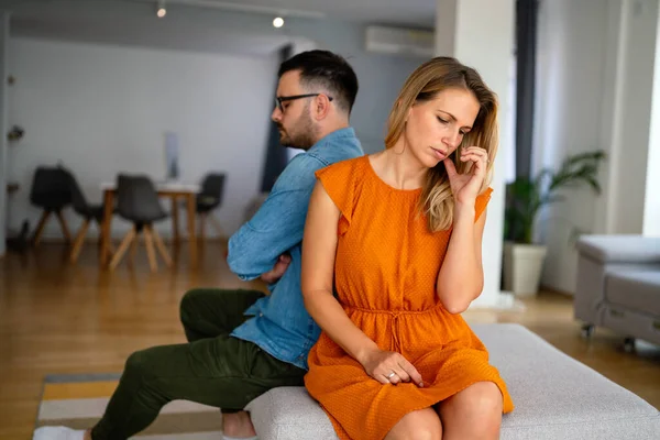 Üzgün çift, ilişkilerinde sorunlar olduğunu düşünüyor. Kanepede oturuyor, evliliklerinde anlaşmazlıklar var. Kavga üstüne kavgalar, ayrılma kararları.