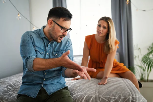 不倫が原因で関係に問題を抱えている悲しい若いカップル 結婚の困難離婚の概念 — ストック写真