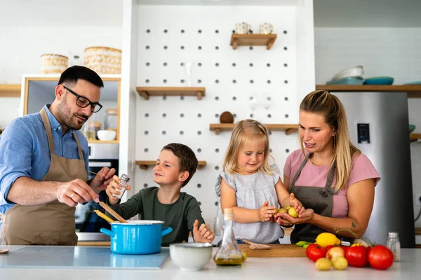Šťastná Mladá Rodina Připravuje Zdravé Jídlo Společně Kuchyni Lidé Štěstí — Stock fotografie