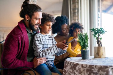 Memlekette çiçeklerle ilgilenen ve birlikte eğlenen çok ırklı genç bir aile.