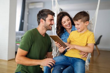 Ebeveynler evde online öğrenim gören çocuklara yardım ediyor. Çevrimiçi okul teknolojisi kavramını kilitle.