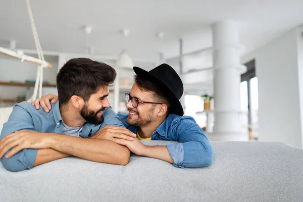 Mutlu Homoseksüel Çift Kucaklaştı Şakalaştı Samimi Bir Kucaklaşmayla Eğlendi — Stok fotoğraf