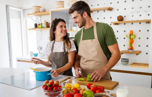 Feliz Jovem Casal Divertir Cozinha Enquanto Prepara Alimentos Orgânicos Frescos — Fotografia de Stock