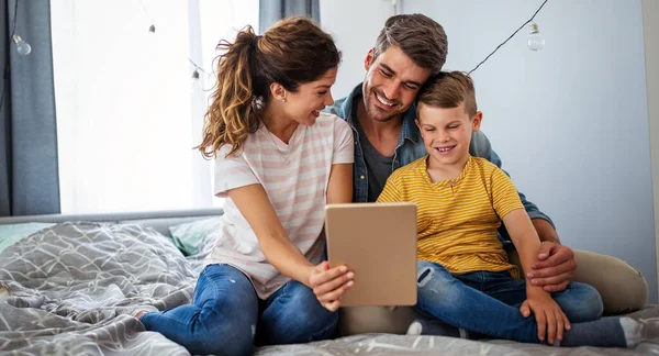 Genç Mutlu Bir Aile Evde Vakit Geçirir Tabletteki Bir Şeye — Stok fotoğraf