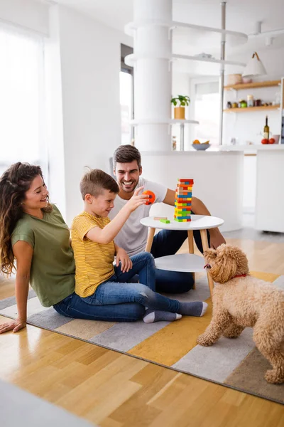 Ευτυχισμένη Οικογένεια Διασκεδάζει Παίζει Επιτραπέζια Στο Σπίτι Έννοια Της Ευτυχίας — Φωτογραφία Αρχείου