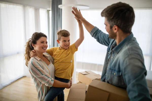 Jovem Família Feliz Com Criança Movendo Com Caixas Uma Nova — Fotografia de Stock