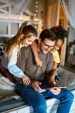 Tablette oynayan mutlu çoklu etnik çocukların ve babaların portresi. Teknoloji ailesi yaşam tarzı kavramı