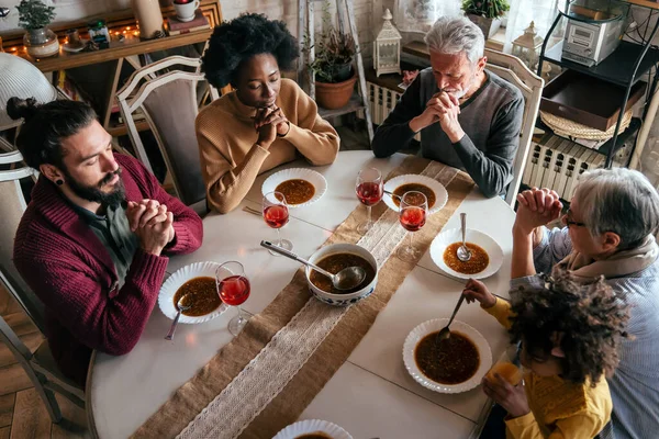 집에서 식사하기 에기도 사람들의 — 스톡 사진