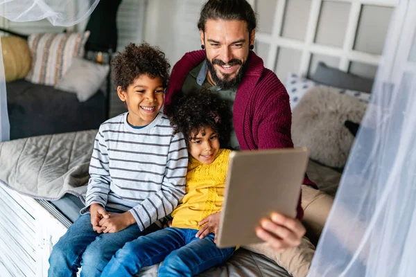 Mutlu Baba Çocuklar Dijital Tablet Kullanıyor Evde Eğleniyorlar Çok Irklı — Stok fotoğraf