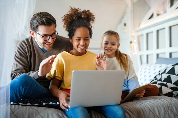 Ritratto Bambini Multietnici Felici Padre Che Gioca Tablet Tecnologia Famiglia — Foto Stock