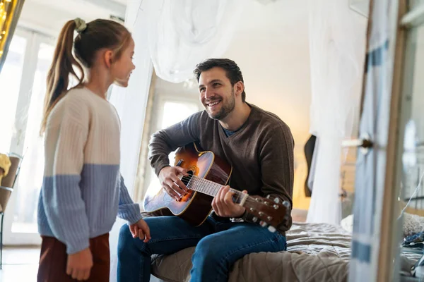 Menina Feliz Seu Belo Pai Estão Tocando Guitarra Sorrindo Enquanto — Fotografia de Stock