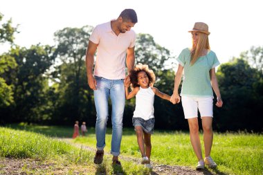 Mutlu, çoklu etnik kökenli bir aile açık havada eğleniyor. İnsanlar mutluluk kavramını sever