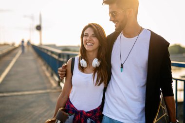 Aşık genç bir çiftin portresi. Şehirde birlikte vakit geçiriyorlar. İnsanlar eğlenceli mutluluk konsepti ile seyahat eder