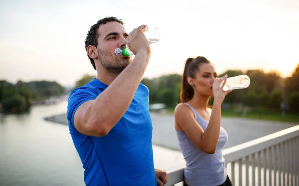 Porträt Eines Glücklichen Fitten Sportlichen Paares Das Sich Nach Einem — Stockfoto