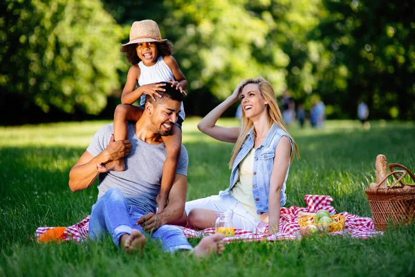 Jovem Família Multiétnica Feliz Desfrutando Piquenique Natureza — Fotografia de Stock