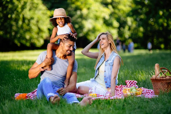 Heureuse Jeune Famille Multiethnique Profitant Pique Nique Dans Nature — Photo