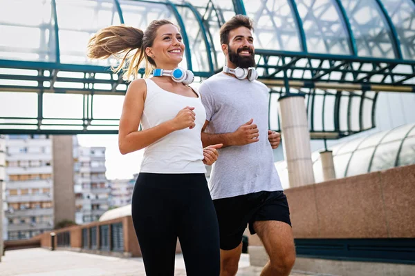 Glada Unga Löpare Par Tränar Utanför Som Del Hälsosam Livsstil — Stockfoto
