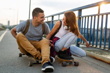 Bir grup mutlu arkadaş birlikte takılır ve dışarıda kaykayın keyfini çıkarırlar..