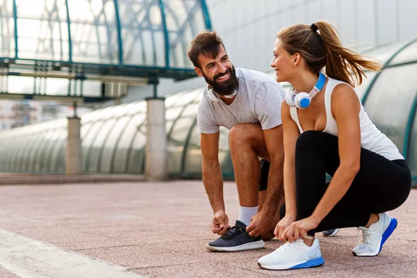 Glückliches Junges Läuferpaar Das Rahmen Eines Gesunden Lebensstils Draußen Sport — Stockfoto