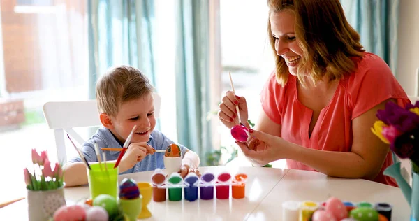 Feliz Jovem Mãe Filho Estão Sentados Uma Mesa Pintando Ovo — Fotografia de Stock