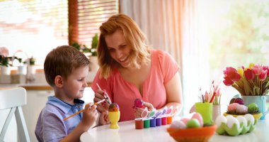 Mutlu aile Paskalya yumurta boyama sırasında zaman