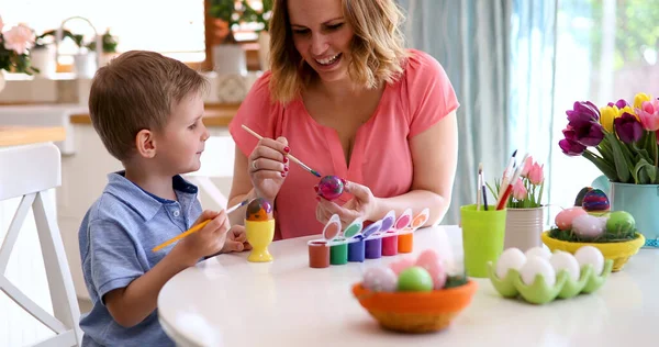 Matka Syn Jsou Malování Vajíček Šťastná Rodina Připravují Velikonoce — Stock fotografie