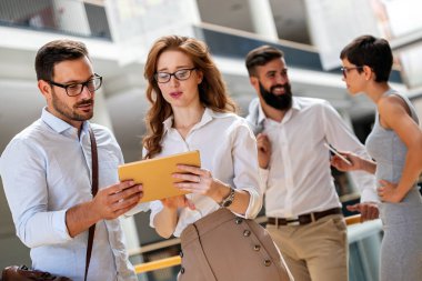 İş adamları iş yerinde birlikte eğleniyor, takım çalışması yapıyor ve sohbet ediyorlar. İş başarısı çalışma konsepti.
