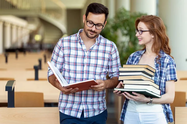 Bildungscampus Freundschaft Und Menschen Konzept Gruppe Glücklicher Studenten Lernt Gemeinsam — Stockfoto